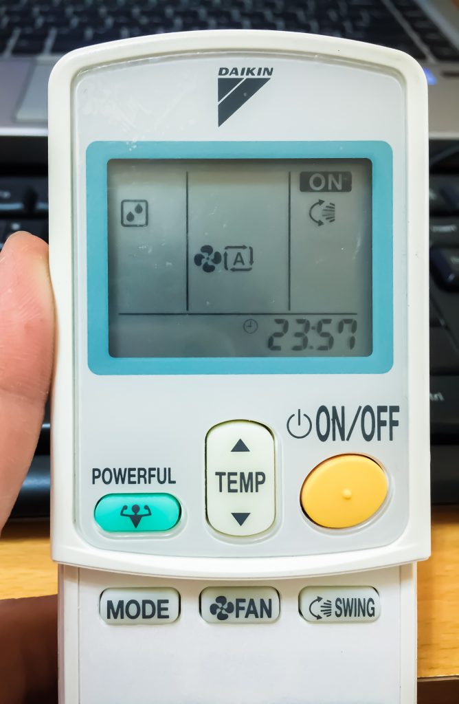 Chế độ Dry (hình giọt nước) trên remote máy lạnh Daikin